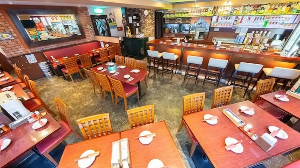 本店交通便利，距离池袋站步行仅6分钟！明亮通透的空间，是您与家人或朋友共享欢乐时光的理想之选。店内设有桌椅和吧台，正对着吧台。我们也提供适合庆祝和外带的餐盘服务。我们承接40人以上的包场宴会，欢迎随时垂询！