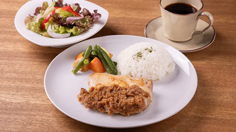 我们提供丰富多样的套餐，适合各种场合享用。“午餐套餐”仅限11:00至15:00供应，提供三种主菜供您选择。“甜点套餐”搭配咖啡或红茶，为您带来甜蜜时光。“三明治套餐”非常适合午餐或简餐，搭配饮料或汤品，更能享受超值优惠。每款套餐随时都能带来新鲜口味，敬请品尝！