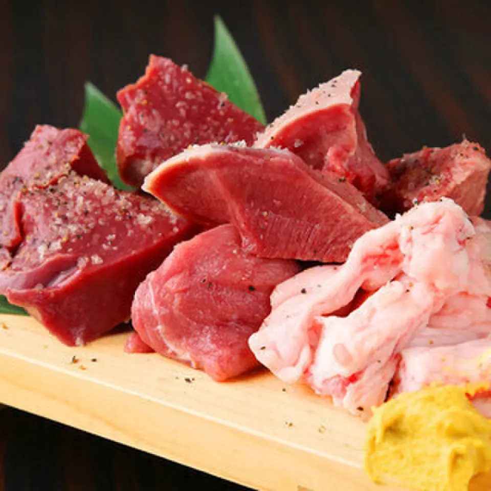 Hãy thử món ăn được chúng tôi giới thiệu, "Món thịt nổi tiếng"! Đây là một đĩa sang trọng gồm bốn loại nội tạng tươi sống hàng ngày được giao trực tiếp từ trang trại. Những miếng nội tạng lớn rất ngon khi ăn, và kết cấu và hương vị đậm đà lan tỏa trong từng miếng cắn. Chúng tôi cũng cung cấp một "Món thịt siêu hạng" với ba loại thịt bò. Bạn có thể thưởng thức cùng sốt miso hoặc sốt muối. Mỗi đĩa nội tạng có giá cố định là 390 yên, rất phù hợp với hầu bao, vì vậy hãy thoải mái đặt hàng nhé!