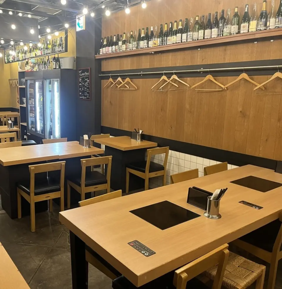 The spacious interior of the restaurant, with its charming Japanese taste, is a stylish space where adults can relax and enjoy themselves. We have counter seats and many tables that can be connected, so we can accommodate everyone from one person to groups of 20 or more. Please come after work, on a date, for foreigners, or for various banquets. There is a drinks list with a view of the sake brewery inside the restaurant, and there is also a selection of wines, so you can choose your favorite.