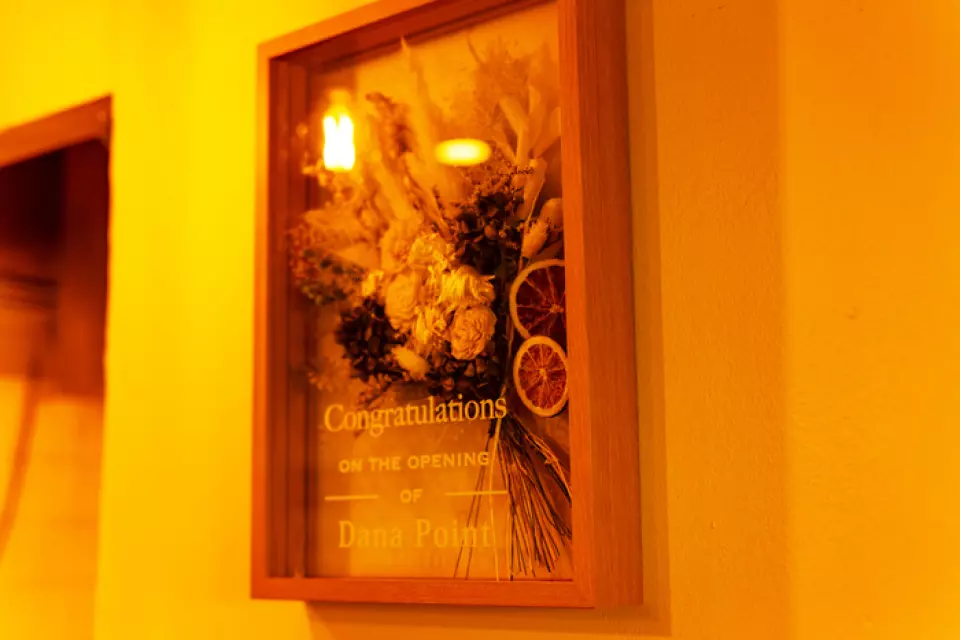 伴着现场吉他演奏，享用我们的招牌菜肴和葡萄酒。店主曾在银座和涩谷经营爵士酒吧，他会不定期邀请他熟悉的艺术家来表演。吉他的旋律将为您的用餐体验锦上添花。这家餐厅氛围轻松惬意，让您尽享味蕾、视觉和听觉的双重享受。