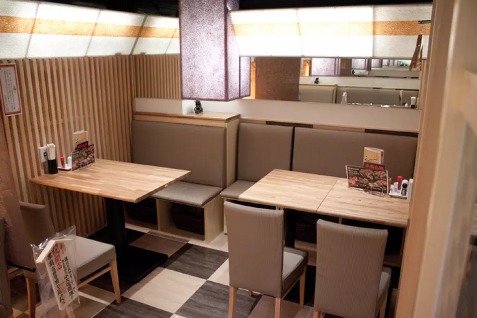 距離吉祥寺站僅一分鐘路程的「Kushitori」位置便利。店內設有吧台座位和桌椅座位，採用舒適的間接照明，營造出輕鬆愜意的居酒屋氛圍。無論是單人用餐，或是下班後的酒會、約會，或是各種宴會，這是一間適合各種場合的便利居酒屋。
