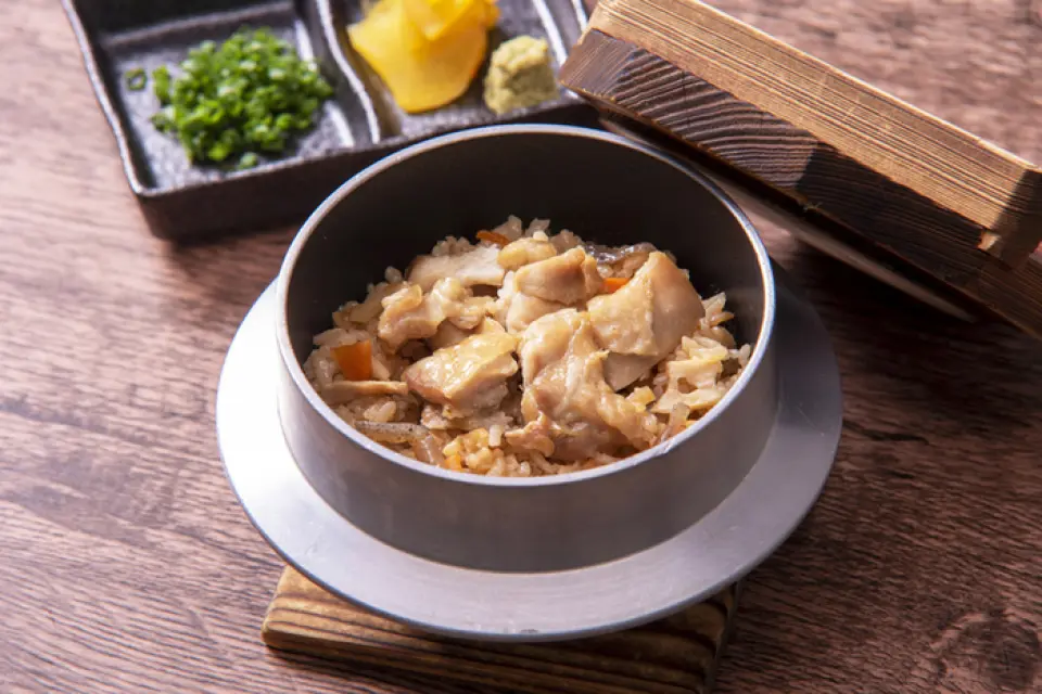 本店的「釜飯」回頭率最高，是本店的招牌菜之一，強烈推薦您品嚐。現場烹調的鬆軟美味，濃鬱的湯底更是令人無法抗拒！我們提供「金鳥釜飯」和「豬肉角煮釜飯」等菜餚。