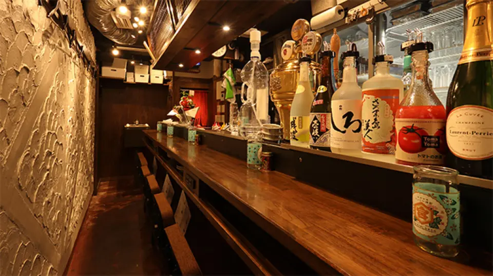 Our restaurant mainly has counter seating, and has a homey atmosphere where everyone can have fun together. The kitchen is right in front of you, so you can talk to the staff. Even if you are alone, you can feel free to come. We also have two tables that can seat four people, so it is perfect for small gatherings!