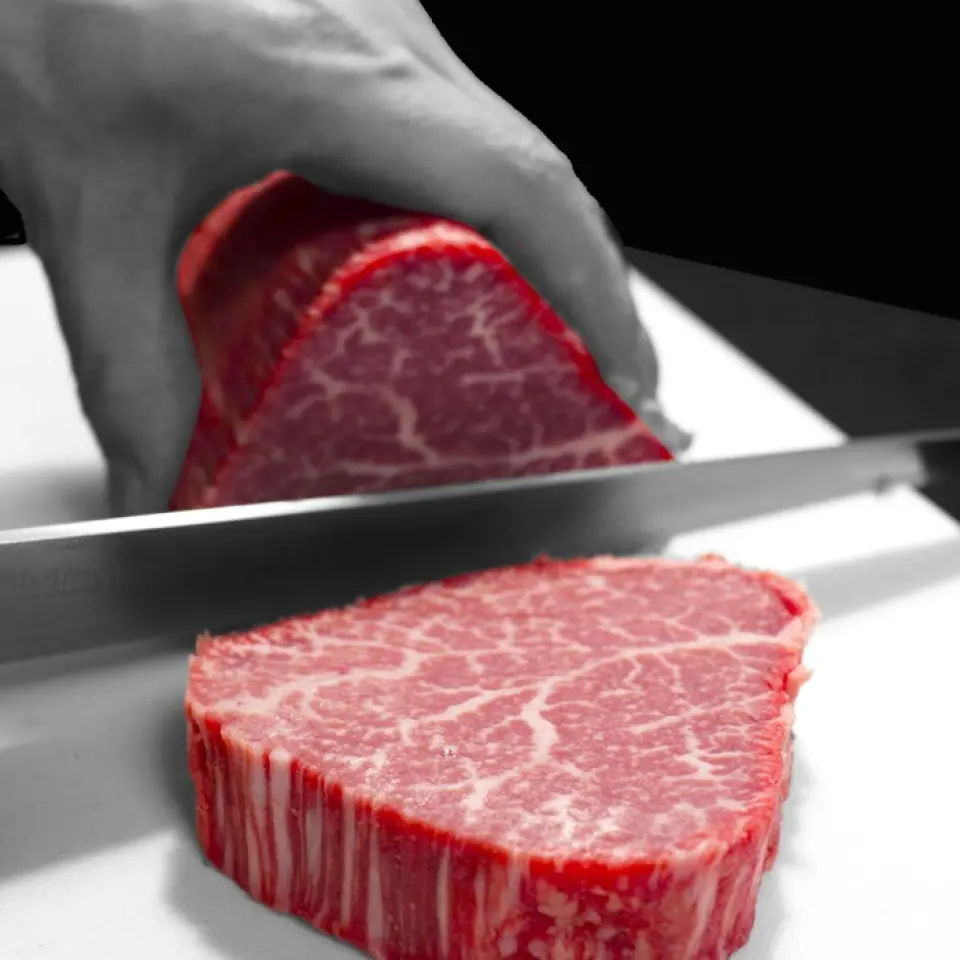 By purchasing the entire cow of carefully selected Japanese Black Beef, we are able to provide high-quality, delicious yakiniku at a more reasonable price. We only purchase female Japanese Black Beef! Compared to male cows, female cows have softer meat, a better fat taste, a more beautiful appearance, and a silky texture. [USHIHACHI Whole Cow Platter] is our most popular dish, a luxurious assortment of seven carefully selected recommended and rare cuts of Japanese Black Beef! Please ask our staff about today's assortment.