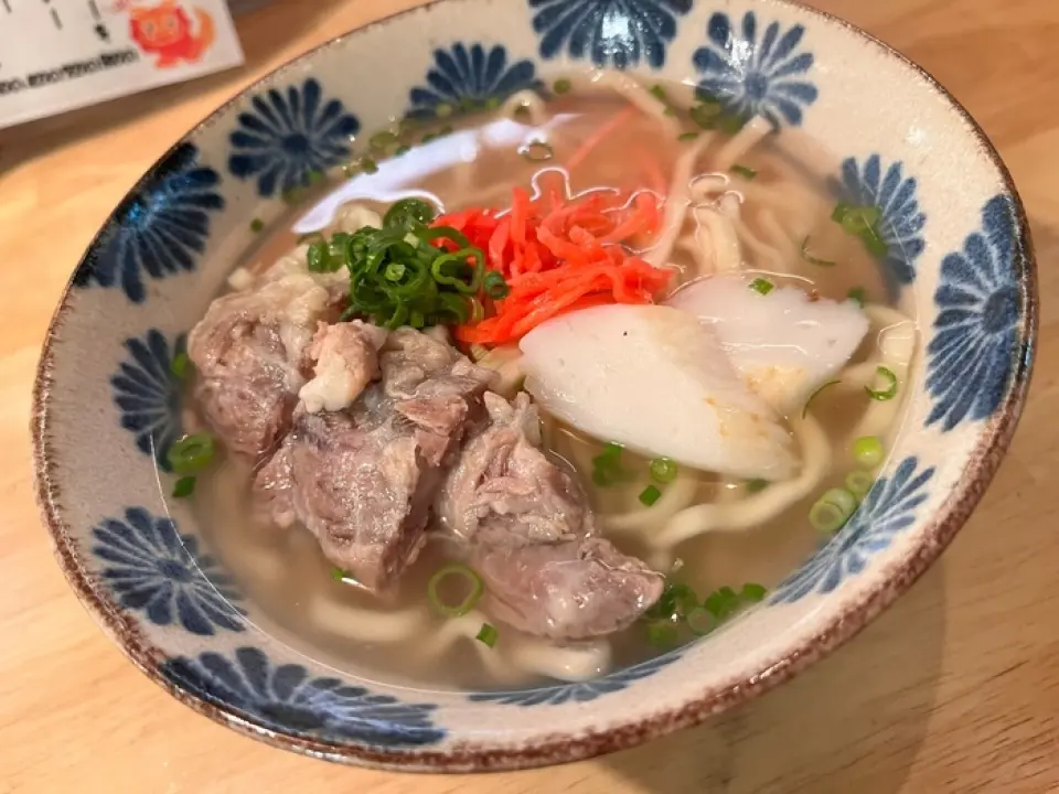 沖繩料理種類豐富，其中最受歡迎的當屬軟骨蕎麥麵。自家製的勁道麵條搭配清淡的湯底，是完美的餐後收尾之選！