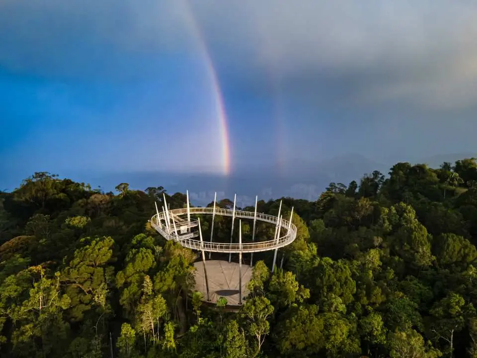 檳城山 The Habitat 360度樹頂觀景台，一道絢麗的彩虹橫跨在鬱鬱蔥蔥的熱帶雨林上空，景緻如畫。