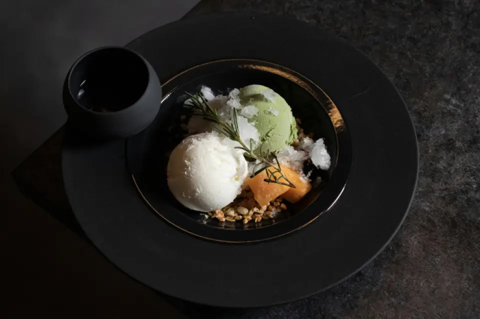 ขนมของเราจับคู่กับแอลกอฮอล์เพื่อสร้างเจลาโต้สำหรับผู้ใหญ่ที่เข้ากันได้อย่างไม่เคยมีมาก่อน เจลาโต้ส่งตรงจากฮอกไกโด และเครื่องดื่มแอลกอฮอล์ทั้งหมดที่ใช้เป็นสินค้าระดับพรีเมียม แน่นอนว่ามันอร่อยแม้จะไม่ผสมแอลกอฮอล์ แต่เราหวังว่าคุณจะเพลิดเพลินไปกับวิธีใหม่ในการเพลิดเพลินกับมันที่คุณจะไม่พบที่ไหนอีก