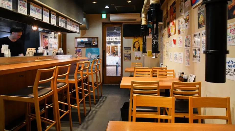 เดินทางสะดวก เพียงเดิน 1 นาทีจากทางออกทิศใต้ของสถานี Kamata! ร้านอาหารมีบรรยากาศที่คึกคัก ยินดีต้อนรับเด็กๆ จึงเหมาะอย่างยิ่งสำหรับการรับประทานอาหารกับครอบครัวหรือเพื่อนฝูง! นอกจากที่นั่งเคาน์เตอร์ 8 ที่แล้ว ยังมีโต๊ะที่นั่งได้ 3 หรือ 4 คนอีกด้วย ที่นั่งมีท่อระบายอากาศเพื่อความสะดวกสบาย โปรดอย่าลังเลที่จะใช้บริการในโอกาสต่างๆ ตั้งแต่ปาร์ตี้เล็กๆ ไปจนถึงปาร์ตี้ใหญ่