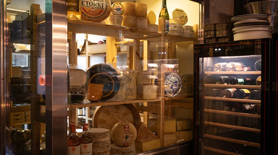 ร้านนี้จำหน่ายชีสนำเข้าจากฝรั่งเศสหลากหลายชนิด และคุณสามารถชมการบ่มในโกดังได้ นอกจากนี้ คุณยังสามารถเลือกประเภทที่คุณชอบและทำเป็นถาดชีสได้อีกด้วย ◎ อิ่มท้องมาก สามารถนำกลับบ้านได้ ภายใต้การควบคุมคุณภาพที่เข้มงวด จึงเสิร์ฟในสภาพที่ดีที่สุดเสมอ โปรดเพลิดเพลินไปกับจานที่เต็มไปด้วยความภาคภูมิใจในรากฐานของร้านชีสของเรา