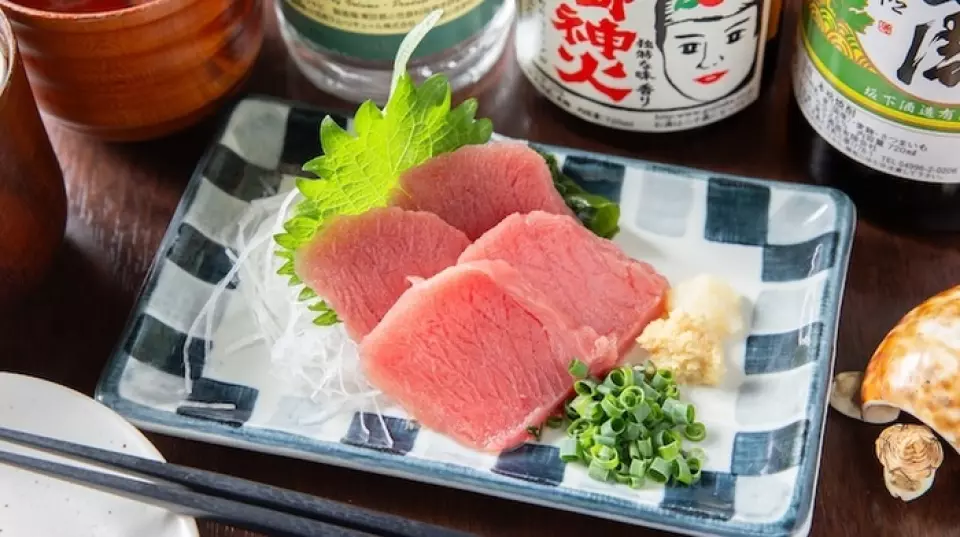 Our restaurant offers a menu using rare ingredients, and sea turtle sashimi is popular. It is a rare ingredient that is hard to come by and few restaurants on the mainland serve it. The lean meat has a mild flavor and is enjoyable. We also offer island sushi, a traditional local dish, and angelica tree tempura. Many customers visit our restaurant to try these hard-to-find ingredients.
