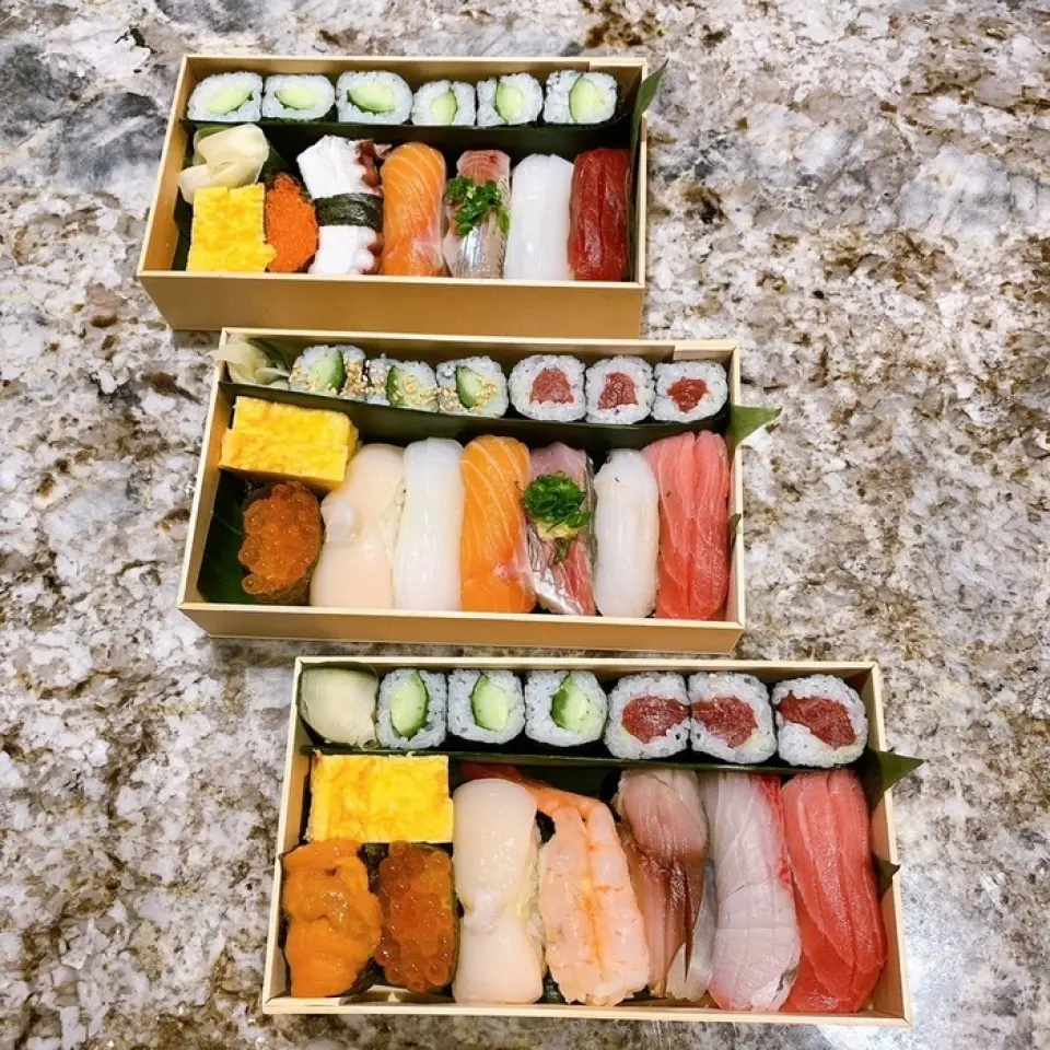 นอกจากนี้ เรายังมีบริการซูชิแบบซื้อกลับบ้านซึ่งใช้วัตถุดิบสดใหม่ส่งตรงทุกวัน โปรดอย่าลังเลที่จะสอบถามเรา
