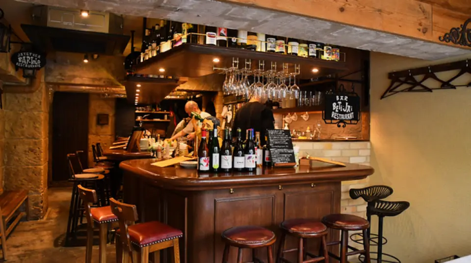 Located in Ebisu, our restaurant has an attractive interior reminiscent of the old town of San Sebastian. There is mainly counter seating, but there is also an L-shaped counter. You can enjoy a meal comfortably with 3 to 4 people. ◎ Table seats can accommodate up to 9 people, and the restaurant can be reserved for private parties of up to 20 people seated or 30 people standing. The lighting, which is reminiscent of street lamps, creates a great atmosphere, perfect for a casual date or a wonderful time with friends.