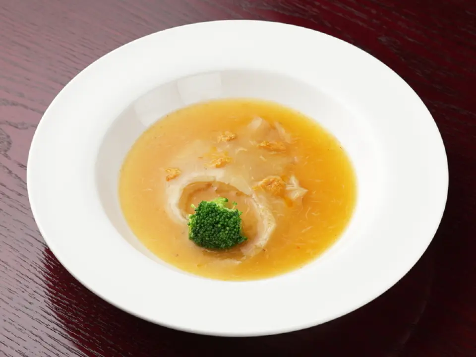 我们提供两种套餐，您可以根据预算选择。每种套餐的菜品都不同，除了我们著名的绍兴菜，我们还提供正宗的中国菜。菜单每年更换4到6次，我们使用时令食材。您还可以享用绍兴葡萄酒品鉴套餐和中国茶。