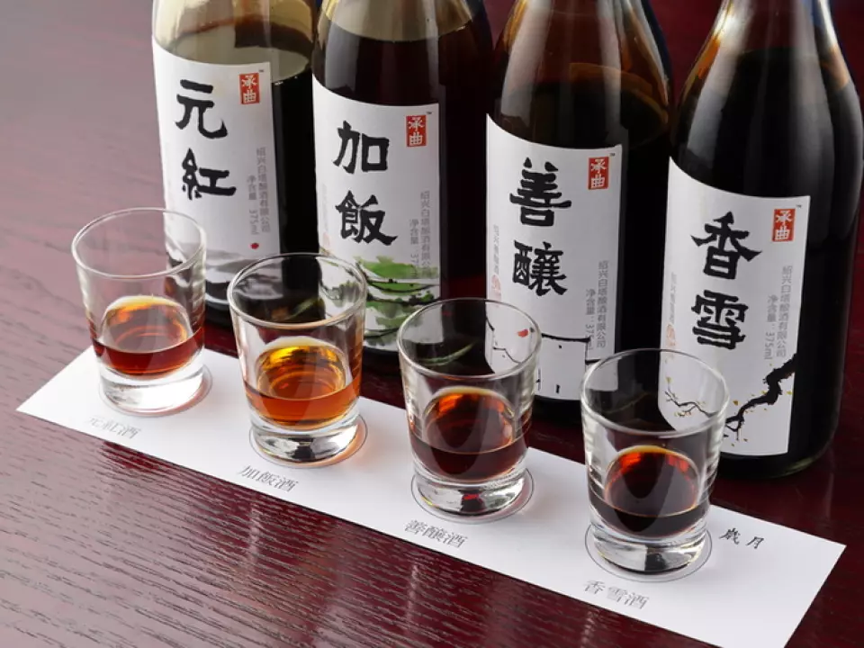 我们只提供以白桃酒造为中心，精选绍兴酒的葡萄酒。由于直接从中国采购，部分酒款在日本相当稀有。“绍兴酒品鉴套餐”是一套让您尽享不同酿酒工艺的套餐，欢迎您前来品尝。