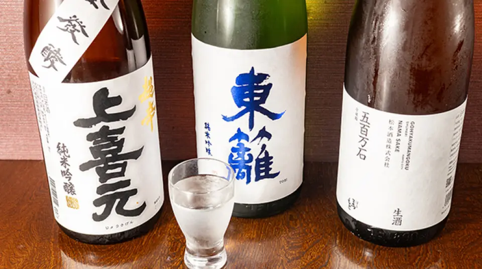 สาเกท้องถิ่น 9 ชนิดที่คัดสรรมาอย่างดีจากทั่วญี่ปุ่นกำลังได้รับความนิยม! เมื่อสาเกหมดก็จะเปลี่ยนเป็นยี่ห้อใหม่ ให้คุณเพลิดเพลินกับเครื่องดื่มใหม่ๆ ได้ทุกครั้งที่มาเยือน เรายังมีโชจูท้องถิ่นให้เลือกถึง 6 ชนิด โดยเฉพาะโชจูมันฝรั่ง อย่าพลาดเบียร์สุดภูมิใจของเรา เหมาะสำหรับการสนทนาหรือปาร์ตี้กับเพื่อนๆ