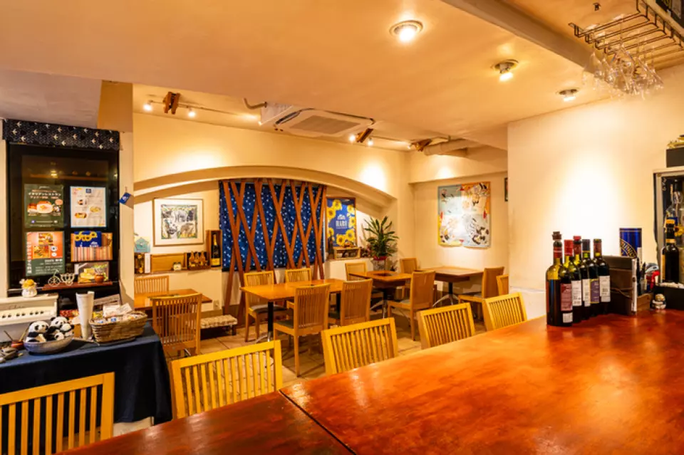 ร้านอาหารที่ซ่อนตัวอยู่ในตรอกเล็กๆ ที่เงียบสงบ ห่างจากตัวเมืองไปเล็กน้อย ร้านอาหารแห่งนี้น่าดึงดูดใจด้วยผนังทาสีขาวและการตกแต่งภายในด้วยลายไม้ธรรมชาติ พร้อมที่นั่งแบบเคาน์เตอร์และโต๊ะ เด็กๆ ที่เพิ่งเริ่มทานอาหารด้วยมีดและส้อมสามารถใช้บริการได้อย่างสบายใจ และสภาพแวดล้อมยังเหมาะสำหรับการเพลิดเพลินกับการเรียนรู้เรื่องอาหารกับทั้งครอบครัวอีกด้วย นอกจากนี้ยังมีโปรเจ็กเตอร์สำหรับใช้งานส่วนตัว โปรดใช้ในโอกาสต่างๆ เช่น ออกเดท งานเฉลิมฉลอง งานเลี้ยงสังสรรค์ทางธุรกิจ งานเลี้ยง และงานปาร์ตี้