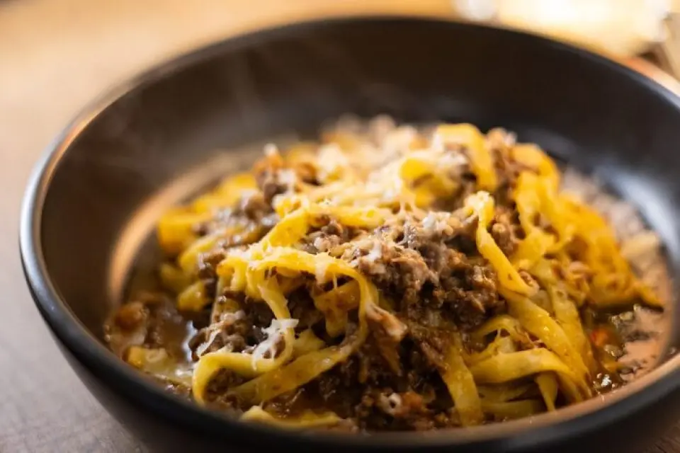 Món ăn phổ biến trong thực đơn của chúng tôi là "Mount Fuji Okamura Beef Bolognese." Món này sử dụng thịt bò tái được giao trực tiếp từ Nông trại Okamura ở Cao nguyên Asagiri. "Mount Fuji Okamura Beef," sự kết hợp giữa thịt bò Wagyu và Holstein, ít chất béo và nguyên chất, nhưng vẫn đậm đà hương vị. Bạn có thể thưởng thức hương vị của nó không chỉ như một món Bolognese, mà còn như một món bít tết. Chúng tôi cũng giới thiệu món prosciutto Okamura Beef quý giá. Hãy thử nhé◎