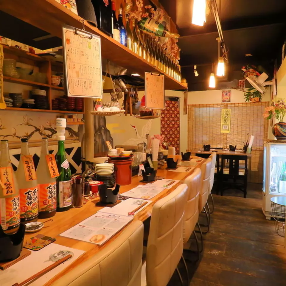 熱情友善的店員熱情歡迎您的到來，本店氛圍溫馨舒適，深受當地常客的喜愛。開放式廚房內設有吧台座位，您可以盡情享受現場氛圍。寬大柔軟的椅子，讓您舒適地放鬆身心。座位彼此靠近，非常適合多人聚餐，即使獨自一人前來也容易互相了解！您可以一邊暢談，一邊品嚐美味的湯底，度過充實的時光。