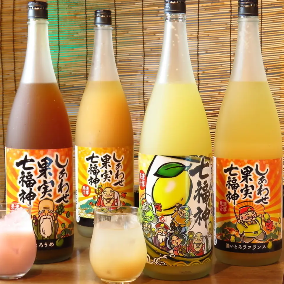 推薦您品嚐即使不喝酒也能輕鬆享用的果酒！光是果酒種類就有約9種，種類之豐富令人自豪。此外，將關東煮的湯汁與清酒混合製成的「高湯斬」也非常受歡迎。此外，我們還有將海帶與燒酒混合製成的「海帶燒酒」。請品嚐我們以高湯為核心的獨特酒品。