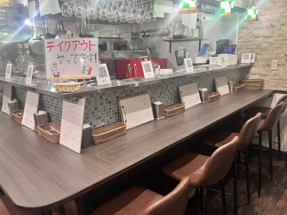 店内氛围轻松惬意，休闲时尚。欢迎下班后光临。店内只有吧台座位，非常适合独自用餐。我们也提供外带服务，让您在家也能享用我们自制的披萨！