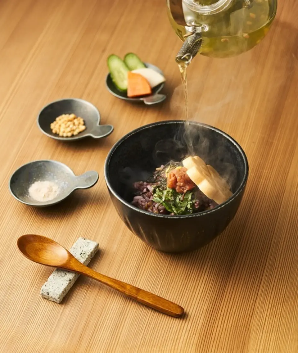 We offer meals and sweets made with seasonal ingredients that are expected to have anti-glycation effects. The menu changes with each season, so you can enjoy the bounty of the season in luxury. We also offer light desserts that can be enjoyed with carefully selected teas. Please feel free to try them depending on your mood.
