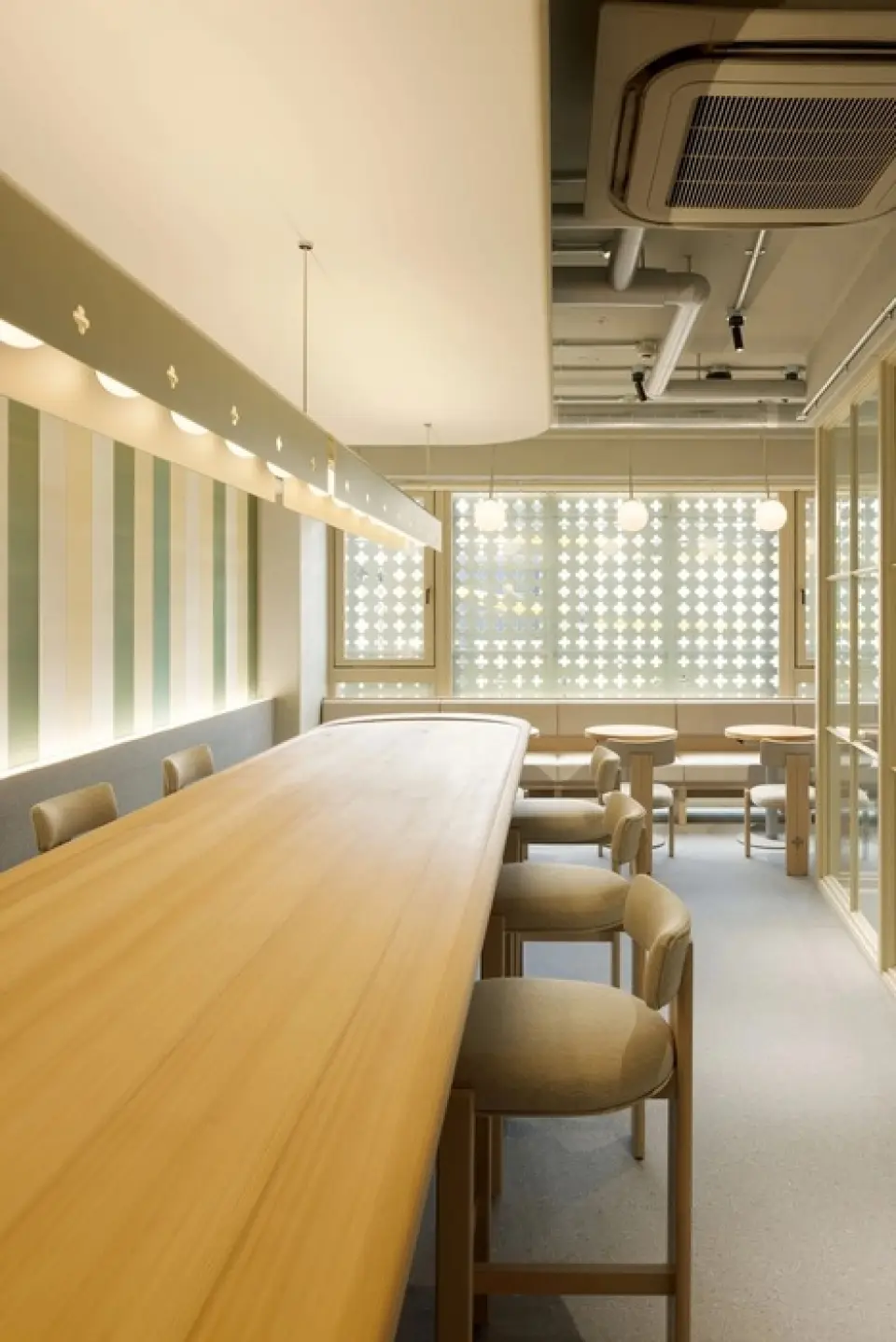 Our shop is a tea house run by the cosmetics brand "COCOCHI", a two-minute walk from Omotesando Station. The first floor is a cosmetics shop and the third floor is a skincare lounge, allowing you to be mindful of your body both inside and out. The cafe area on the second floor is a staircase leading up to a long counter made of Yoshino cedar painstakingly carved by a master craftsman, welcoming customers. Equipped with counter and table seating, you can enjoy a stylish and elegant atmosphere perfect for a girls' night out.