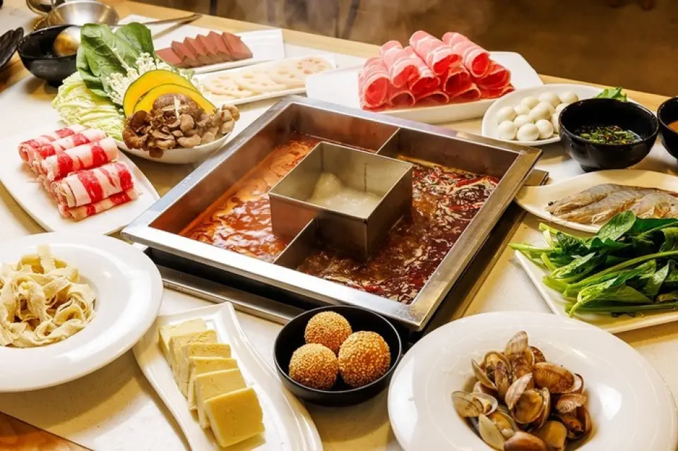 This popular restaurant in Shinjuku offers authentic hot pot! In addition to hot pot, they also offer tomato hot pot, mushroom hot pot, and a variety of other hot pot soups, so you can enjoy shabu-shabu to your liking! You can shabu-shabu fresh ingredients in your favorite soup. The Instagram-worthy drinks and open atmosphere of the restaurant make it popular with both men and women!