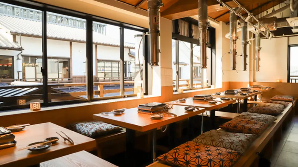 Located on the third floor of Toyosu Senkakumanrai, our restaurant is easily accessible, just a four-minute walk from Ichibamae Station. The restaurant is clean and has a Japanese atmosphere. We offer counter seats that are perfect for solo diners, spacious table seats, and sunken kotatsu seats that are perfect for groups and families. Every seat is designed to be comfortable. Please use our restaurant for a variety of occasions, such as a meal while sightseeing, a weekend family get-together, or lunch between work breaks.