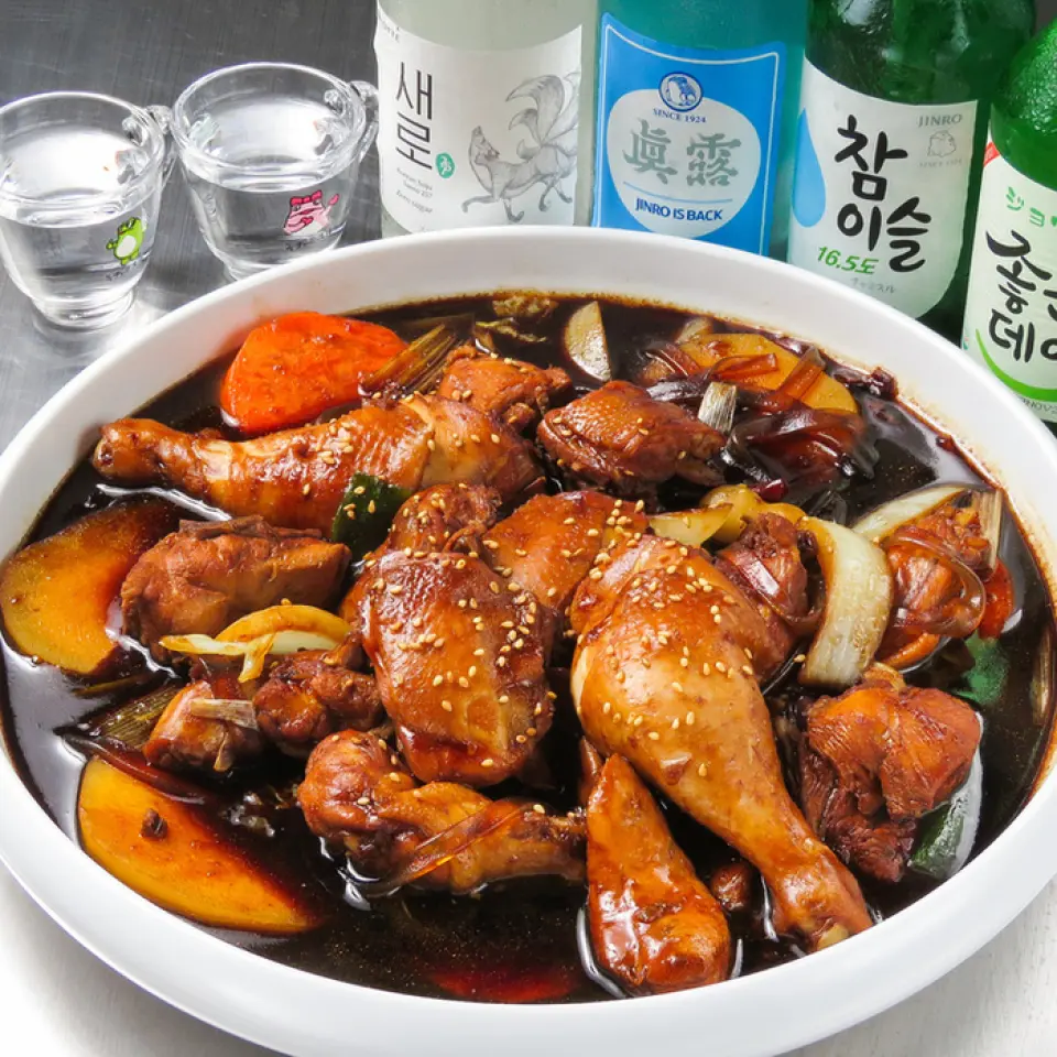 간식으로 딱 좋은 정통 한식 메뉴가 다양하게 준비되어 있습니다. 그중에서도 한국식 찌개 "짐탁"을 강력 추천합니다! 엄선된 국내산 닭고기를 사용하여 간장 베이스로 달콤하고 매콤한 맛을 선사합니다. 겉은 바삭하고 속은 쫄깃한 "치지미"도 추천합니다. 건강 보쌈도 인기 만점!