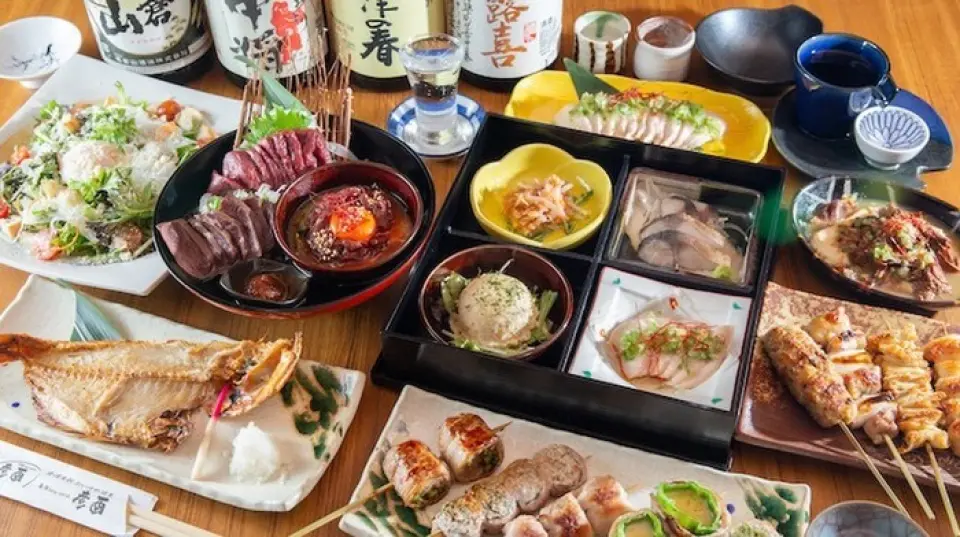 我们备有10到20种精选酒，与菜肴完美搭配。我们主打会津和上田的当地酒，此外还有限量版和难得一见的品牌。我们也提供高级酒，但可能会售罄，请尽早光临◎