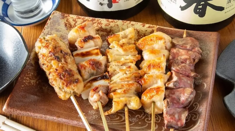 本店的烤鸡肉串采用新鲜国产鸡肉和秘制酱汁烹制，堪比会津马肉刺身，堪称招牌。每一串鸡肉均每日在店内手工烹制，香气扑鼻，鲜嫩多汁，令人回味无穷！此外，本店自制的釜饭也值得推荐。我们提供“樱花生煎釜饭”等釜饭，让您尽享新鲜美味的美味。敬请享用。