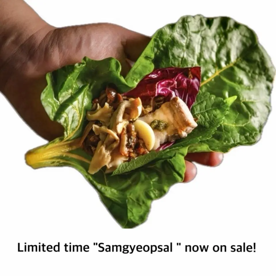 นี่คือซัมกยอบซัลที่ไม่เคยมีมาก่อนซึ่งพัฒนาขึ้นด้วยเป้าหมายหลักในการให้คุณเพลิดเพลินกับเห็ด เพื่อให้บรรลุเป้าหมายนี้ เราจึงสั่งหม้อดินพิเศษที่ใช้ได้ทั้งในการต้มและย่างอย่างมีประสิทธิภาพจากศิลปินที่เข้าใจปรัชญาของ Ura no Yama no Kinoko เห็ดสีสันสดใสที่อยู่รอบ ๆ หม้อนั้นเป็นแบบเดียวกับเห็ดใน "หม้อไฟเห็ด" มาตรฐานของเรา และมักจะมี 10 ถึง 12 สายพันธุ์ในปริมาตรเท่ากัน คุณสามารถเลือกซุป "ยา" หรือ "เผ็ด" ได้