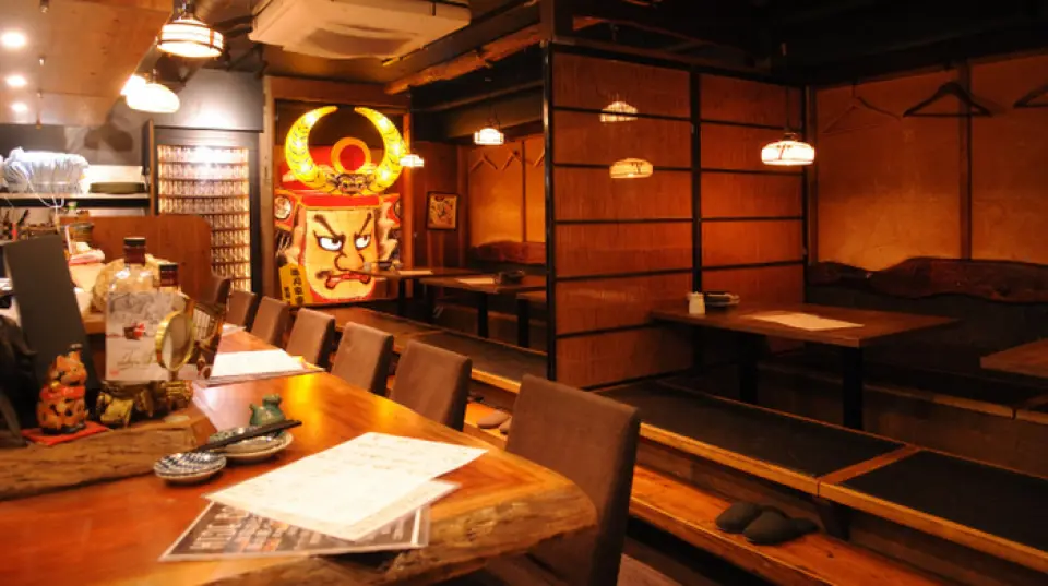 A stylish space with a purely Japanese feel, featuring the impressive Aomori Nebuta. You can also enjoy the cooking scene at the hearth near the entrance. The restaurant is equipped with counter seats perfect for individuals, as well as sunken kotatsu tables for a more relaxed atmosphere. We also have private rooms that can accommodate 4-6 people. For parties of 30 or more, we can also accommodate private reservations. Please contact us by phone. We also have a hidden bar called "HIDEBAR" where you can enjoy the drinks of the day, so please feel free to drop by.