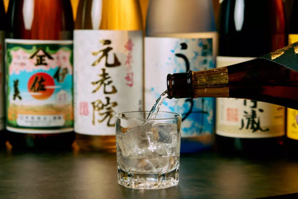 มีเครื่องดื่มแอลกอฮอล์หลากหลายชนิด! โดยเฉพาะโชจู 15 ชนิด ซึ่งส่วนใหญ่มาจากคาโกชิม่า นอกจากแบรนด์ดังแล้ว ยังมีโชจูหายากที่ไม่ค่อยมีขายในโตเกียวอีกด้วย! การเลือกสรรจะเปลี่ยนแปลงไปตามฤดูกาล และคุณยังสามารถเก็บขวดไว้ได้อีกด้วย มีสาเก 5 ชนิด รวมถึงสาเกจากฟุกุชิม่าซึ่งเป็นพื้นที่ปลูกข้าว และยังมีสาเกลับๆ ที่ไม่มีอยู่ในเมนูอีกด้วย! มัทฉะไฮบอลภูเขาไฟฟูจิที่ใช้มัทฉะเข้มข้นก็เป็นที่นิยมเช่นกัน สำหรับผู้ที่ต้องการดื่มเยอะๆ ตัวเลือกดื่มไม่อั้นซึ่งรวมถึงเบียร์ มีราคา 2,500 เยนเป็นเวลา 2 ชั่วโมง ส่วนคอร์สดื่มไม่อั้นสุดคุ้มเริ่มต้นที่ 5,000 เยน เหมาะสำหรับงานเลี้ยงสังสรรค์ งานเลี้ยงอาหารค่ำ งานเลี้ยง ฯลฯ ◎