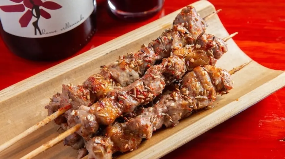 我们提供正宗中华料理和羊肉的特别套餐，让羊肉爱好者欲罢不能。套餐价格分别为4,000日元和6,000日元，您可以享用烤羊肉串、羊肉番茄饺子和带骨煮羊肉。另加2,000日元即可享受无限畅饮。欢迎用于宴会和酒会！