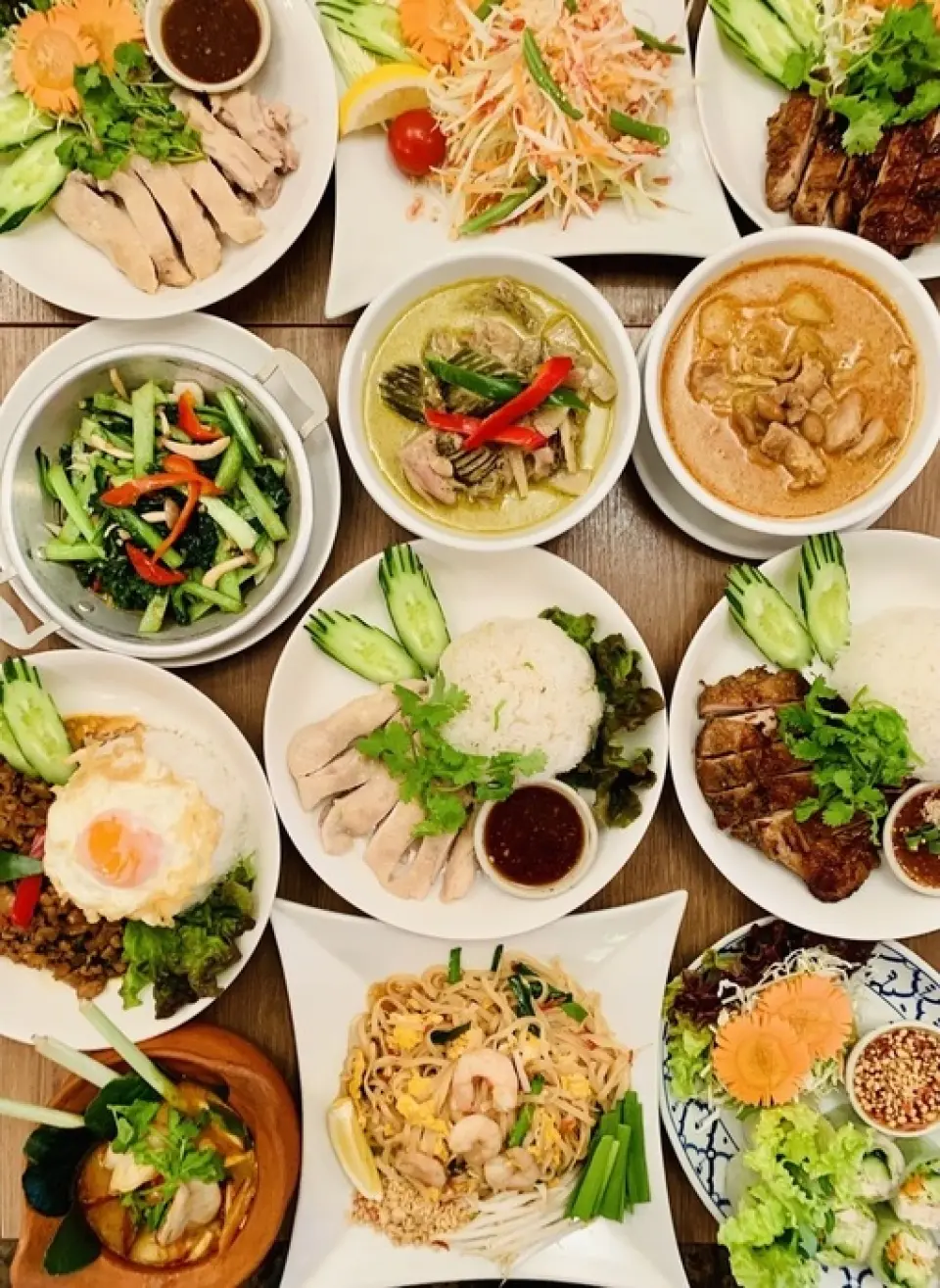 我们还准备了种类繁多的下酒菜，非常适合搭配泰式饮品。“炸春卷”和“泰式蒸鸡”等单点菜品也种类丰富，作为居酒屋非常推荐！此外，还有正宗的“冬阴功面”和口味清淡的“轻面”，准备了让您吃到饱的一系列美味。