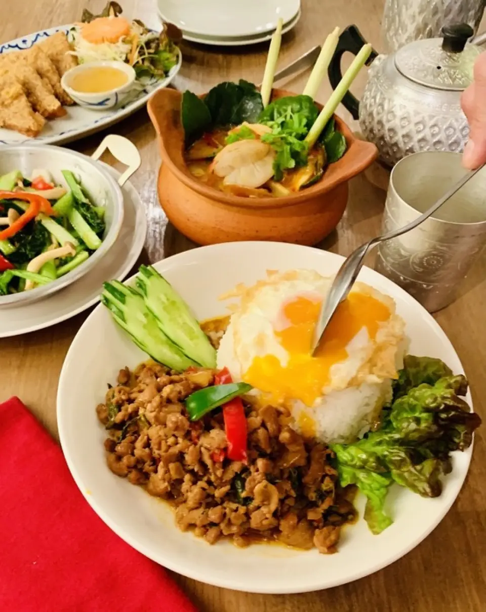 本店的菜肴由泰国厨师精心烹制，采用泰国独有的食材，重现地道的泰国风味。菜单上琳琅满目的菜肴中，包括“绿咖喱”、“Gapao 米饭”和“Khao Man Gai”等都颇受欢迎。我们还可以去除芫荽或调整用量，欢迎随时垂询。