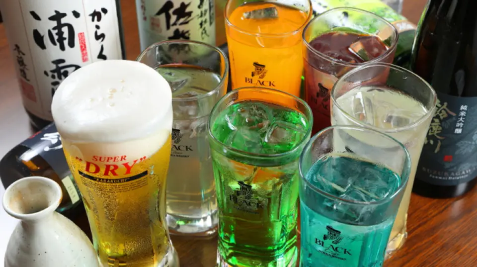 我们提供精选干酒，非常适合搭配海鲜料理。我们精选来自日本各地的品牌，能够更好地展现鱼类料理的鲜美。此外，我们还提供20多种酸味饮品。从怀旧的糖果味到清爽的柠檬味，各种口味应有尽有，请尽情享用。