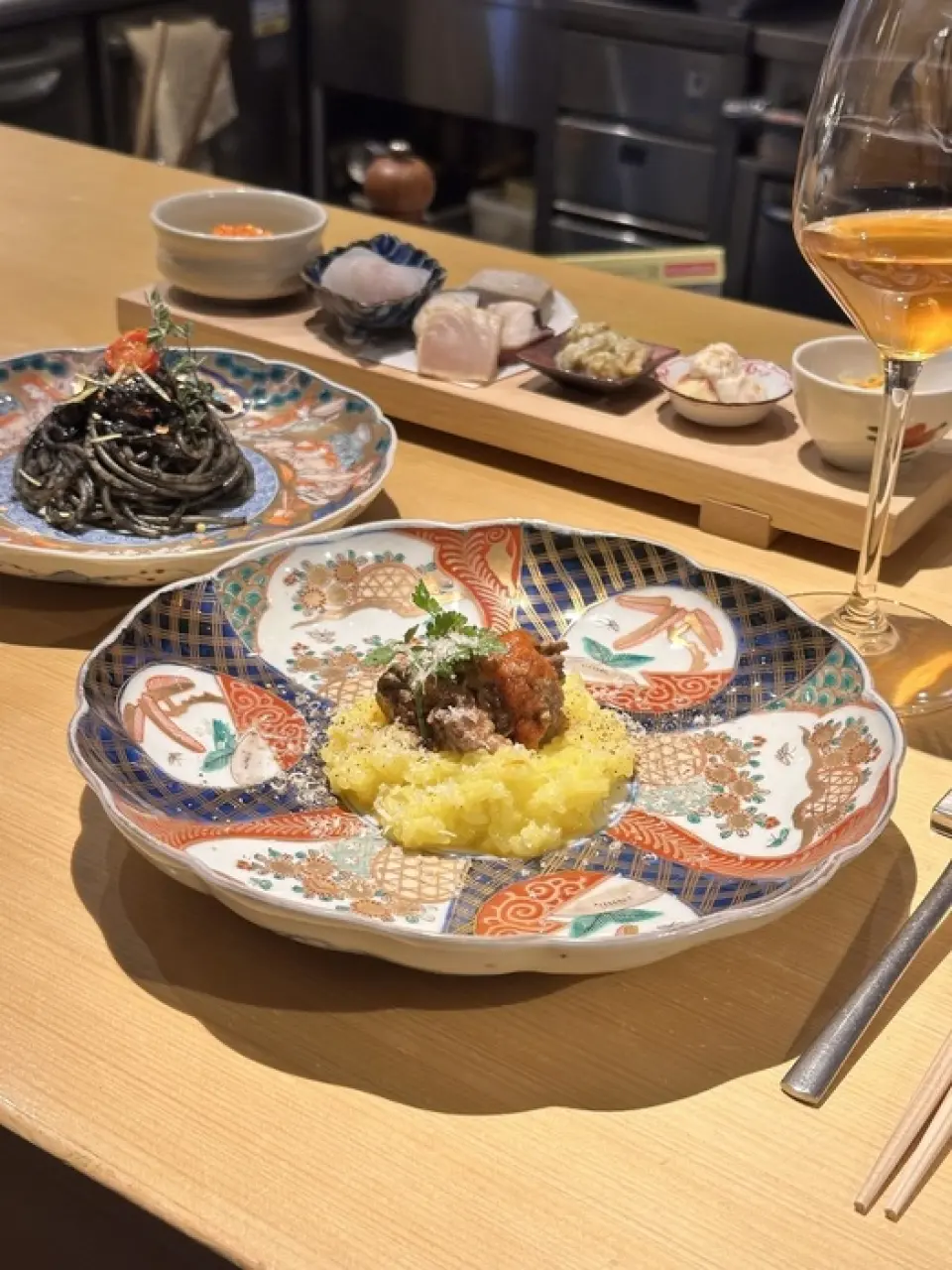 เรามีอาหารหลากหลายชนิดที่ไม่จำกัดแค่เฉพาะอาหารญี่ปุ่น อาหารตะวันตก หรืออาหารจีน เราพิถีพิถันในการคัดเลือกวัตถุดิบ โดยใช้เนื้อสัตว์ที่มาจากท้องถิ่นและปลาที่คัดสรรมาอย่างพิถีพิถันจากตลาด โปรดเพลิดเพลินกับอาหารจานอร่อยที่พร้อมเสิร์ฟได้ตลอดเวลา