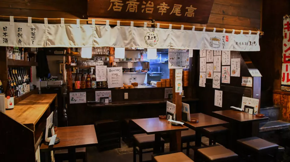 位于野毛美食街的“居酒屋绿”是一家氛围活跃的餐厅。店内设有即使独自一人也能放松身心的吧台座位，以及各种桌椅。此外，一楼可容纳9至12人，二楼的阁楼式空间可容纳5至10人。非常适合朋友小聚或同事小酌等小型聚会！