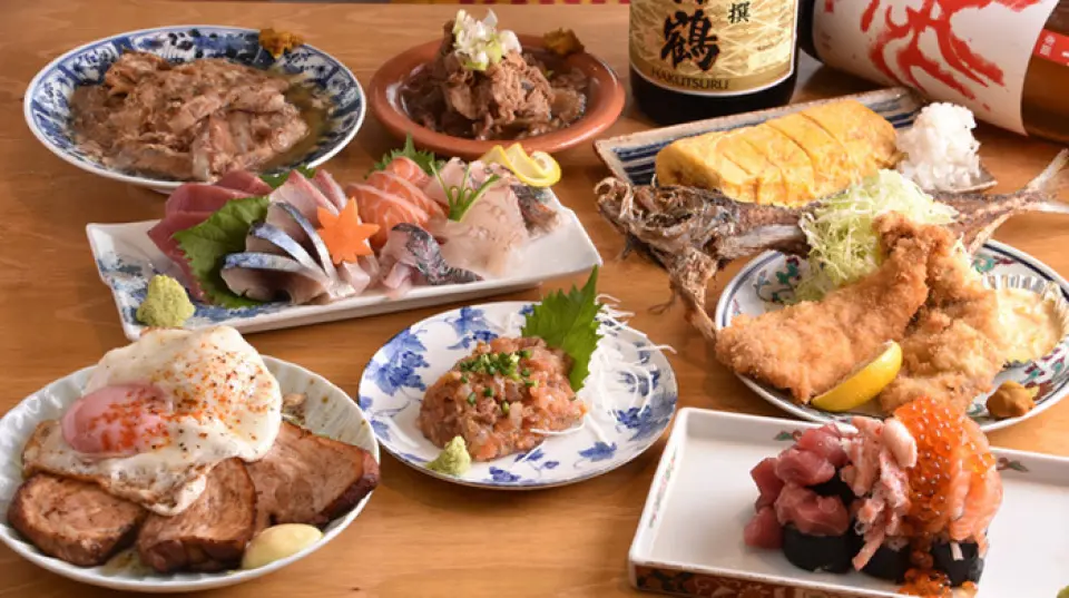 除了新鲜的海鲜料理外，我们还提供各种下酒小食，种类丰富！其中，招牌菜“猪肉串”和“内脏生鱼片”更是值得推荐的招牌菜。请您搭配心仪的饮品，尽情享用美食。