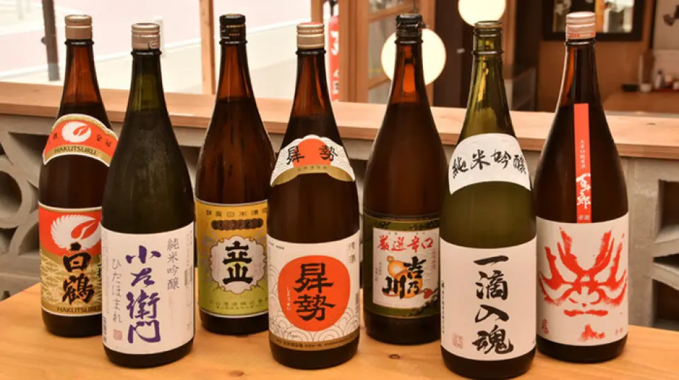 我们推荐的酒水是精心挑选的日本酒，我们用心经营。酒水阵容经常更新，很容易找到新的酒品。如果您想知道推荐的品牌，欢迎随时咨询我们的工作人员。我们引以为豪的日本酒与美味的海鲜搭配，让您享受轻松的时光。