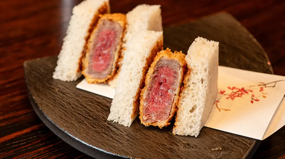 The photo shows the pork cutlet sandwich served at the end of the course (you can choose between 25g or 50g). Enjoy the heat that can only be experienced in our restaurant. As a souvenir, we have prepared the "Ultimate Pork Cutlet Sandwich" using A5 rank domestic Wagyu beef fillet. The combination of the umami of the fresh meat cut in-house and the homemade sauce that brings out the sweetness of the onions creates a luxurious taste. We use a generous 100g of meat, so we are sure you will be satisfied with the volume.
