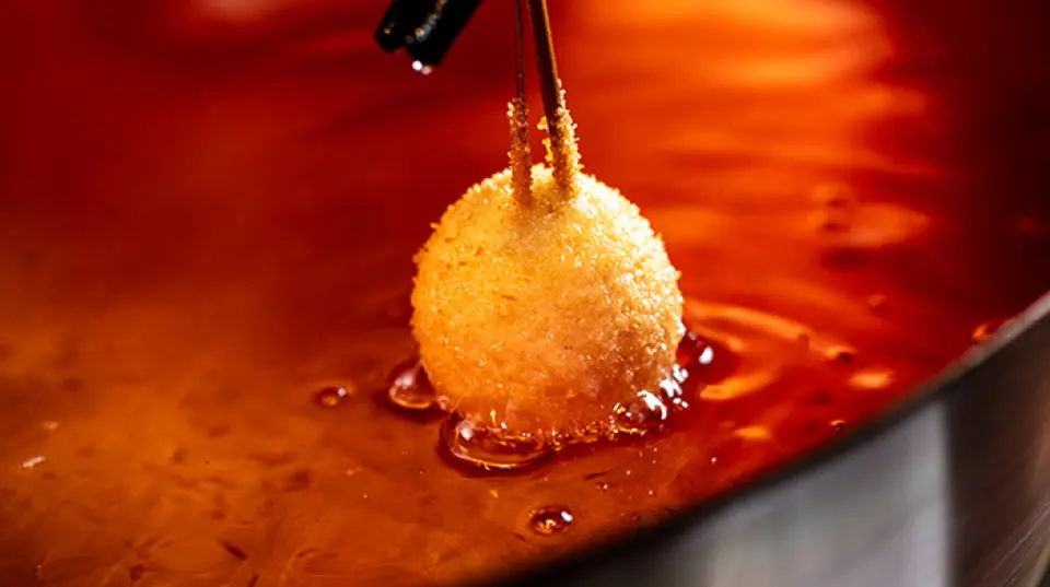 We offer skewers made with high-quality ingredients such as Chateaubriand and foie gras, as well as seasonal ingredients. Our creative skewers, such as kelp roe x sea urchin x caviar and brand-name pork x truffle, are also popular. To achieve a light texture, we use frying oil made primarily from fine breadcrumbs and cottonseed oil, which does not oxidize easily. Furthermore, our skilled craftsmen carefully deep-fry each skewer in a copper pan, which does not change temperature much. Please enjoy the high-quality taste born from our attention to detail.