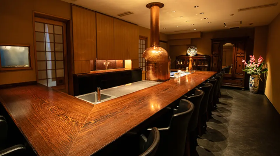 The interior of the restaurant is decorated in a clean, modern Japanese style with warm lighting, ensuring that each customer has ample space to themselves, creating a comfortable and relaxed atmosphere. From the open counter seats, you can watch the chefs prepare the food, allowing you to enjoy the immersive experience. Meanwhile, the semi-private rooms offer a more private feel, perfect for chatting with friends. Relax and enjoy your time in a style that suits you.