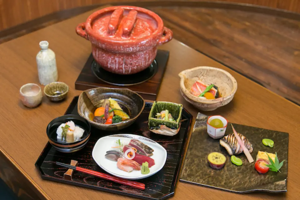 เมนูคอร์สที่ให้คุณได้เพลิดเพลินกับอาหารหลากหลายประเภทนั้นเหมาะสำหรับลูกค้าที่มาเยือนเป็นครั้งแรก เนื่องจากใช้วัตถุดิบตามฤดูกาล ลูกค้าประจำจึงสามารถเพลิดเพลินกับเมนูนี้ได้เช่นกัน โดยในคอร์สนี้ ข้าวที่หุงใหม่ๆ จะเสิร์ฟในหม้อดินเผาสำหรับแต่ละกลุ่ม ทำให้รู้สึกพิเศษ สำหรับผู้ที่ต้องการเพลิดเพลินกับเครื่องดื่มแอลกอฮอล์โดยไม่ใช้ข้าว เรายังมี "คอร์สอาหารว่างสาเก" ให้เลือกอีกด้วย โปรดเลือกคอร์สที่คุณชื่นชอบตามโอกาสและงบประมาณ