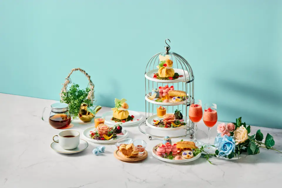 Enjoy an afternoon tea featuring an abundance of seasonal flavors, presented on a three-tiered stand, along with original mocktails and free-flowing drinks. Experience the arrival of the season through both taste and appearance.