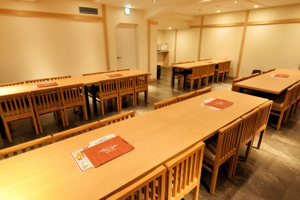 ร้านอาหารของเราตั้งอยู่ในทำเลที่ยอดเยี่ยมบนชั้นใต้ดินชั้นแรกของอาคาร Bottom Line ตรงข้ามทางออกหมายเลข 3 ของสถานี Imaike ทำให้เดินทางมาสะดวกสำหรับกลุ่มต่างๆ ภายในร้านสว่างไสวและสะดวกสบาย มีทั้งที่นั่งแบบเสื่อทาทามิ ที่นั่งโต๊ะ และที่นั่งเคาน์เตอร์ เหมาะสำหรับโอกาสต่างๆ นอกจากนี้เรายังมีห้องส่วนตัวสำหรับกลุ่ม 6 ถึง 44 ท่าน โปรดจองล่วงหน้าสำหรับงานเลี้ยงขนาดใหญ่ในห้องส่วนตัวของเรา!