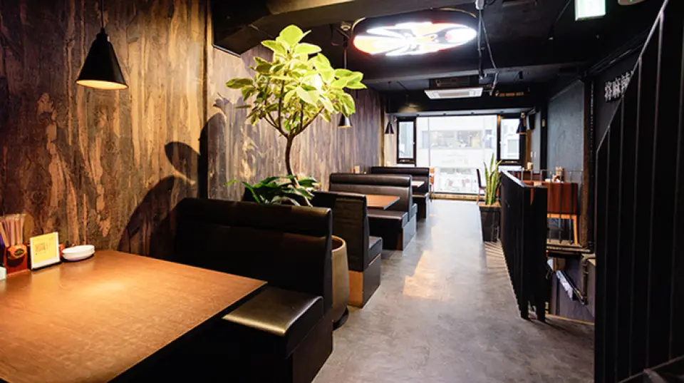 It is a 5-minute walk from Exit 7 of Nihonbashi Station, and an 8-minute walk from Tanimachi Kyuchome Station and Matsuyamachi Station. Enjoy your meal in an extraordinary space where you can feel the authentic Chinese atmosphere! The distinctive tableware imported from China will also enhance the Chinese atmosphere. The spacious table seats are perfect for various banquets. You can spend a lively and fun time with friends and colleagues around authentic Chinese food.